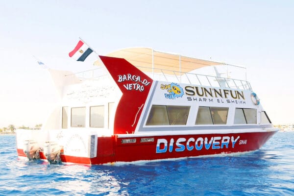 Gita in Barca con Fondo di Vetro a Sharm El Sheikh – Blue Sharm Escursioni nel Mar Rosso