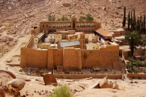 Santa Caterina e Monte Sinai da Sharm: sali sul Monte di Mosè all’alba e visita il monastero patrimonio UNESCO. Un viaggio spirituale unico.